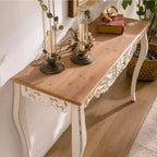 Console de campagne française avec détails sculptés et pieds courbés