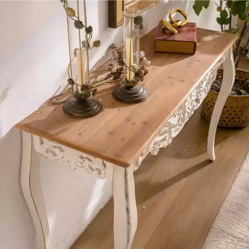 Console de campagne française avec détails sculptés et pieds courbés