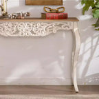 Console de campagne française avec détails sculptés et pieds courbés