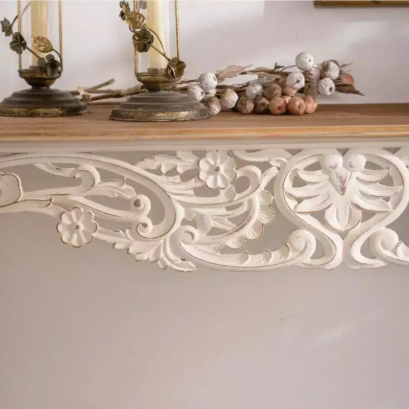 Console de campagne française avec détails sculptés et pieds courbés