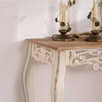 Console de campagne française avec détails sculptés et pieds courbés