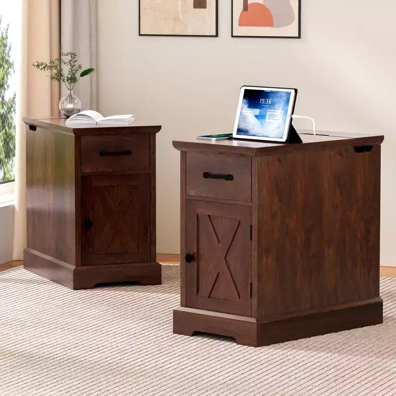 Table d'appoint de ferme rustique avec station de recharge et étagères de rangement, parfaite pour les petits espaces